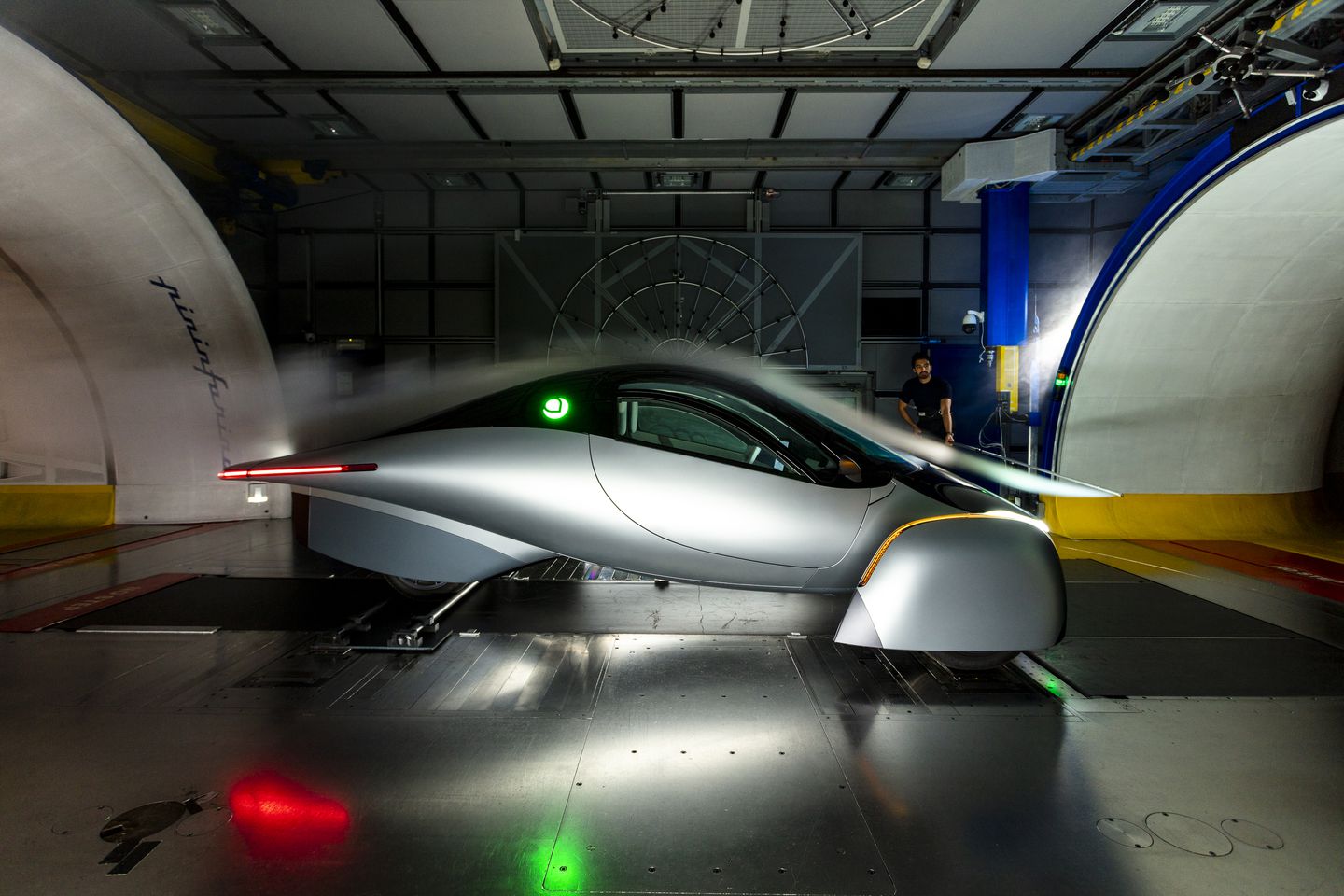 Hồi sinh từ cửa tử, một startup tung siêu phẩm xe điện chạy bằng năng lượng mặt trời: Chạy hơn 600km chỉ bằng một lần sạc - Ảnh 1