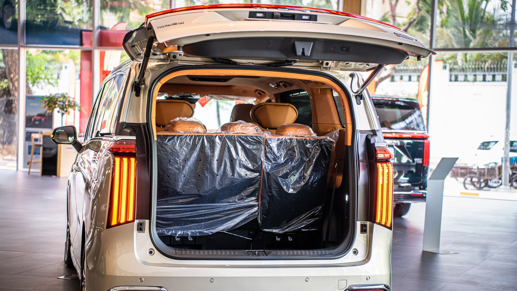 Xe như Toyota Alphard này dễ về Việt Nam đầu 2025: Nội thất kiểu 'chủ tịch', mạnh 480hp, hết xăng vẫn chạy được 140km - Ảnh 8