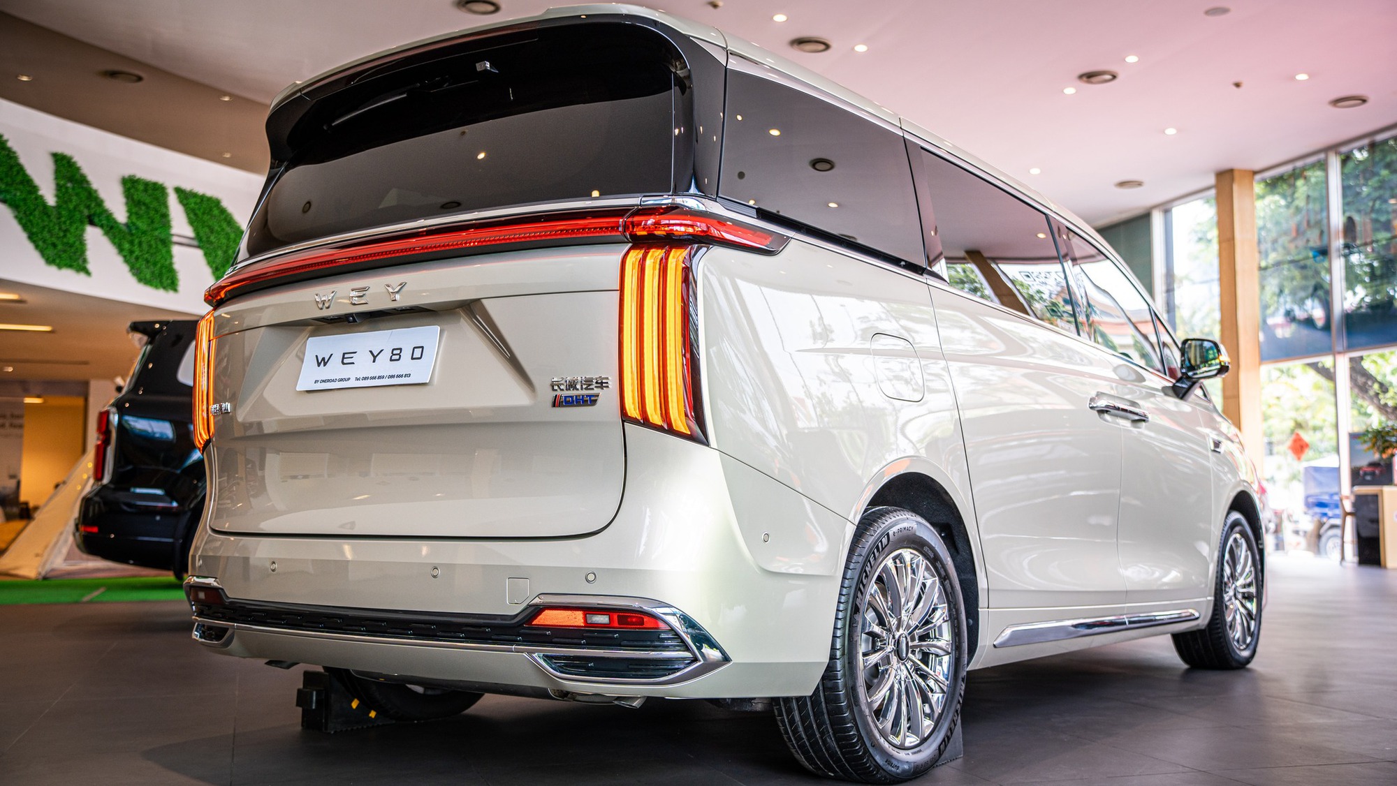 Xe như Toyota Alphard này dễ về Việt Nam đầu 2025: Nội thất kiểu 'chủ tịch', mạnh 480hp, hết xăng vẫn chạy được 140km - Ảnh 3