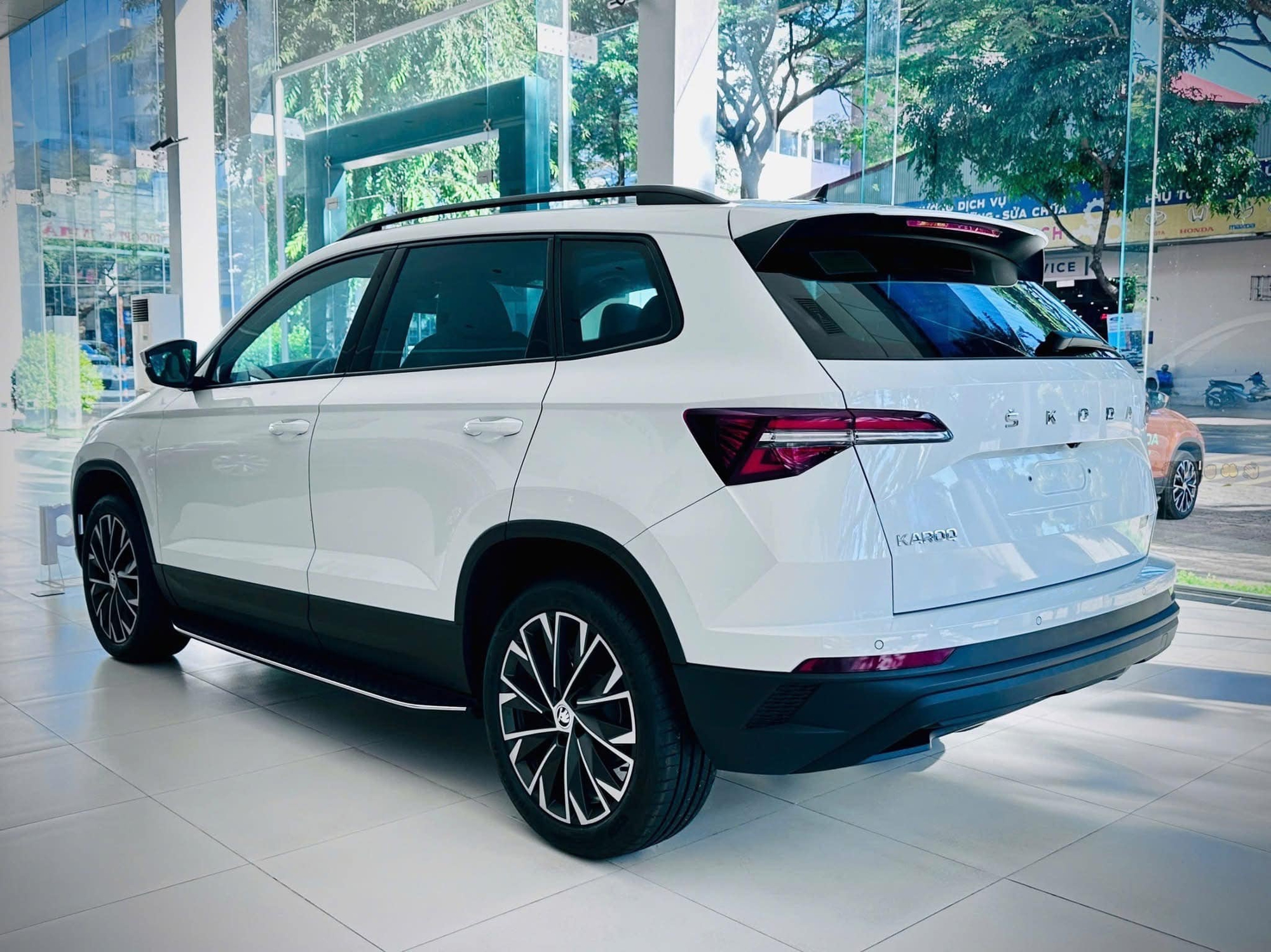 Xe Skoda giảm giá 200 triệu tại đại lý: Karoq còn 799 triệu rẻ hơn Corolla Cross, Kodiaq lần đầu dưới 1 tỷ cạnh tranh CX-8 - Ảnh 3
