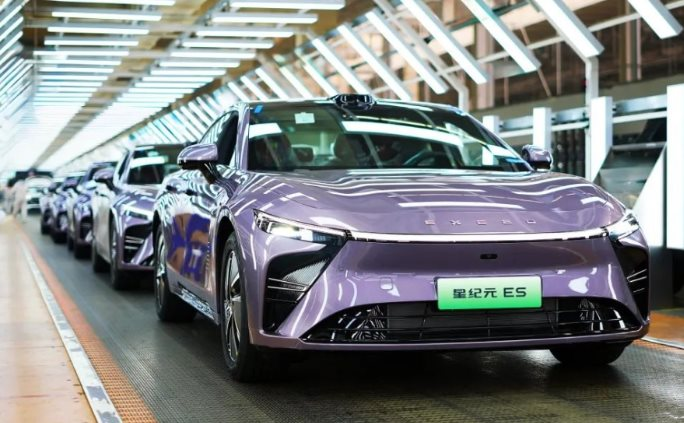 Hãng xe xây nhà máy tại Việt Nam bắt đầu sản xuất mẫu sedan đi một mạch từ Hà Nội đến Đồng Nai mới cần đổ xăng: Giá khởi điểm dưới 600 triệu đồng, sẽ mở bán trong quý 1 - Ảnh 1