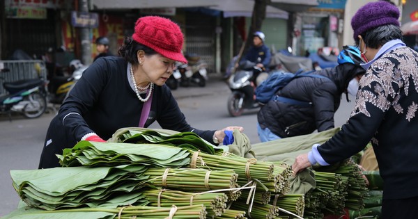 Chợ lá dong lâu đời nhất Hà Nội tấp nập từ sáng đến tối