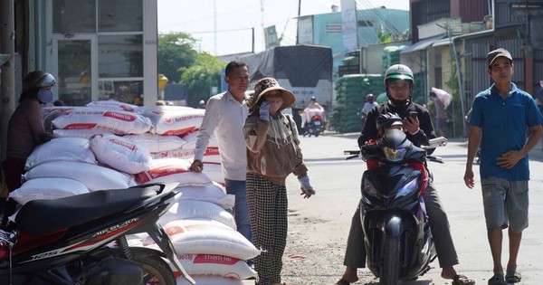 Vụ người dân đổ xô mua gạo: Từ 'ngôi vương' thế giới tới ồ ạt xả kho