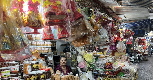 Tiểu thương rớm nước mắt 'chưa năm nào Tết lại ế ẩm thế này'