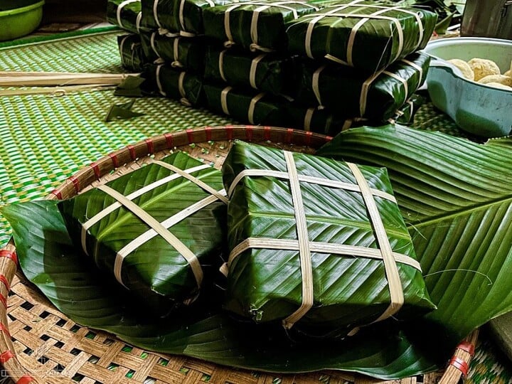 Ngày rằm tháng Chạp, bánh chưng tăng giá gấp đôi, khách vẫn đổ xô mua - Ảnh 1