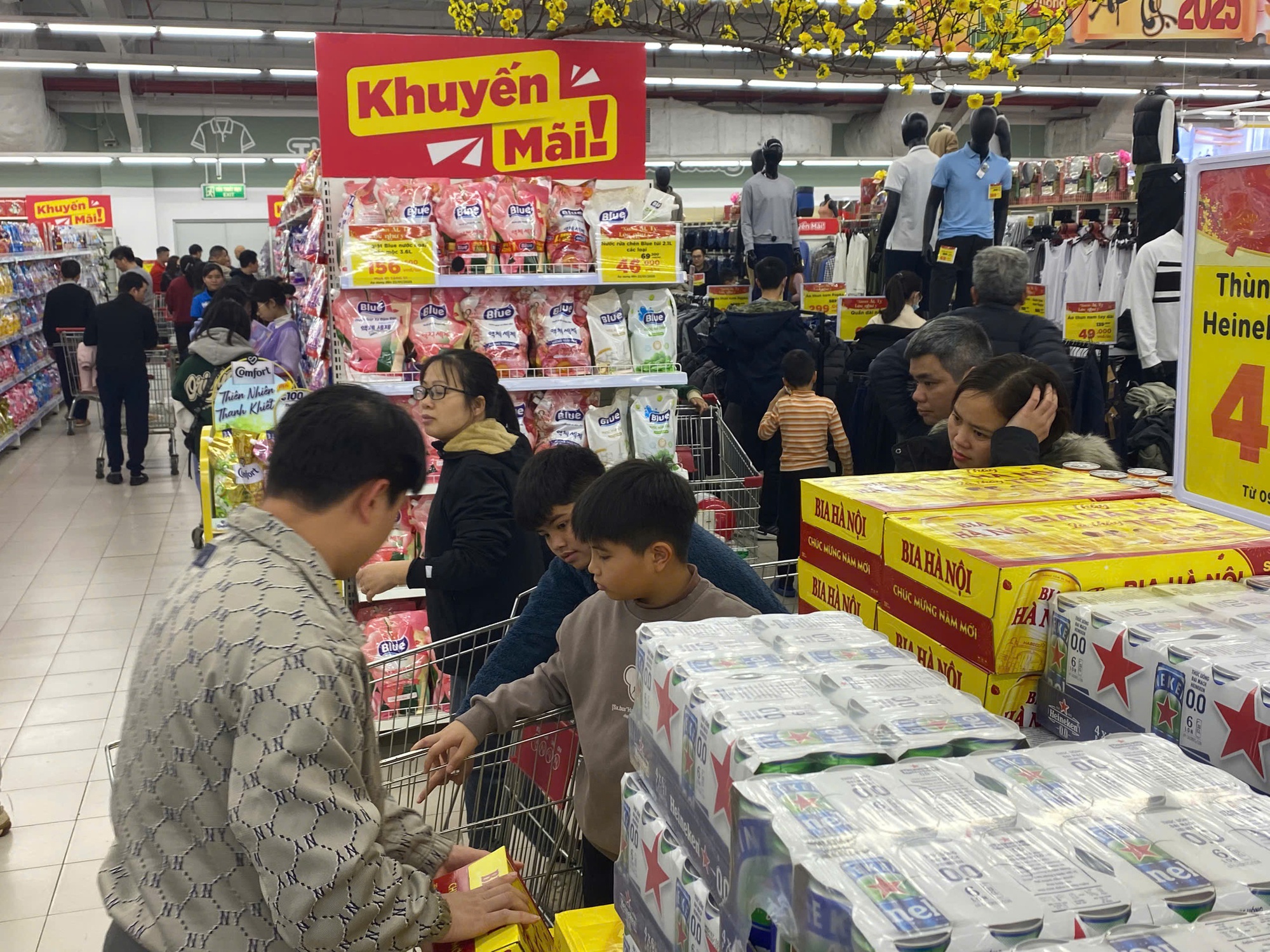 Mua sắm Tết tăng theo ngày, bất ngờ về tiêu thụ rượu bia - Ảnh 4