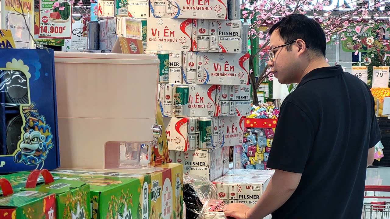 Người bán bia Tết mời khách mua nhanh kẻo... giá tăng - Ảnh 2