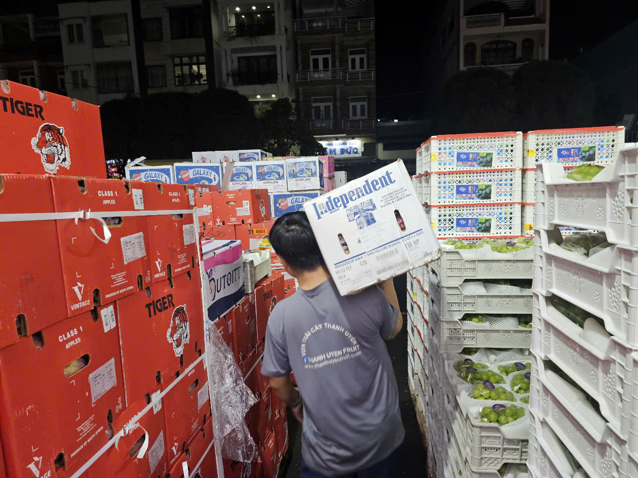 Hàng hóa Tết tràn ngập chợ đầu mối Thủ Đức, tiểu thương tiết lộ thông tin bất ngờ - Ảnh 8