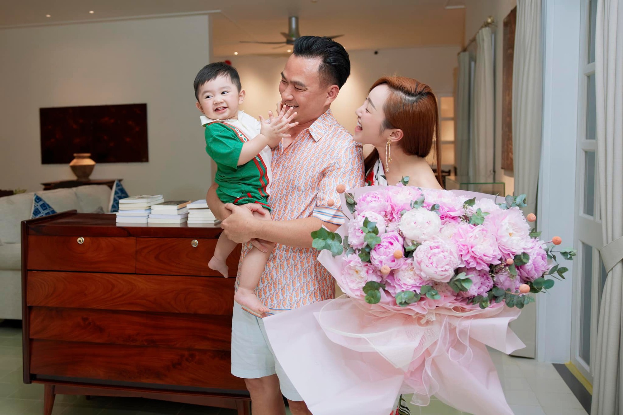 Sao nam Vbiz 12 giờ đêm vẫn gọi vợ ra làm 1 việc, soi clip cận cảnh mới gây bất ngờ - Ảnh 8