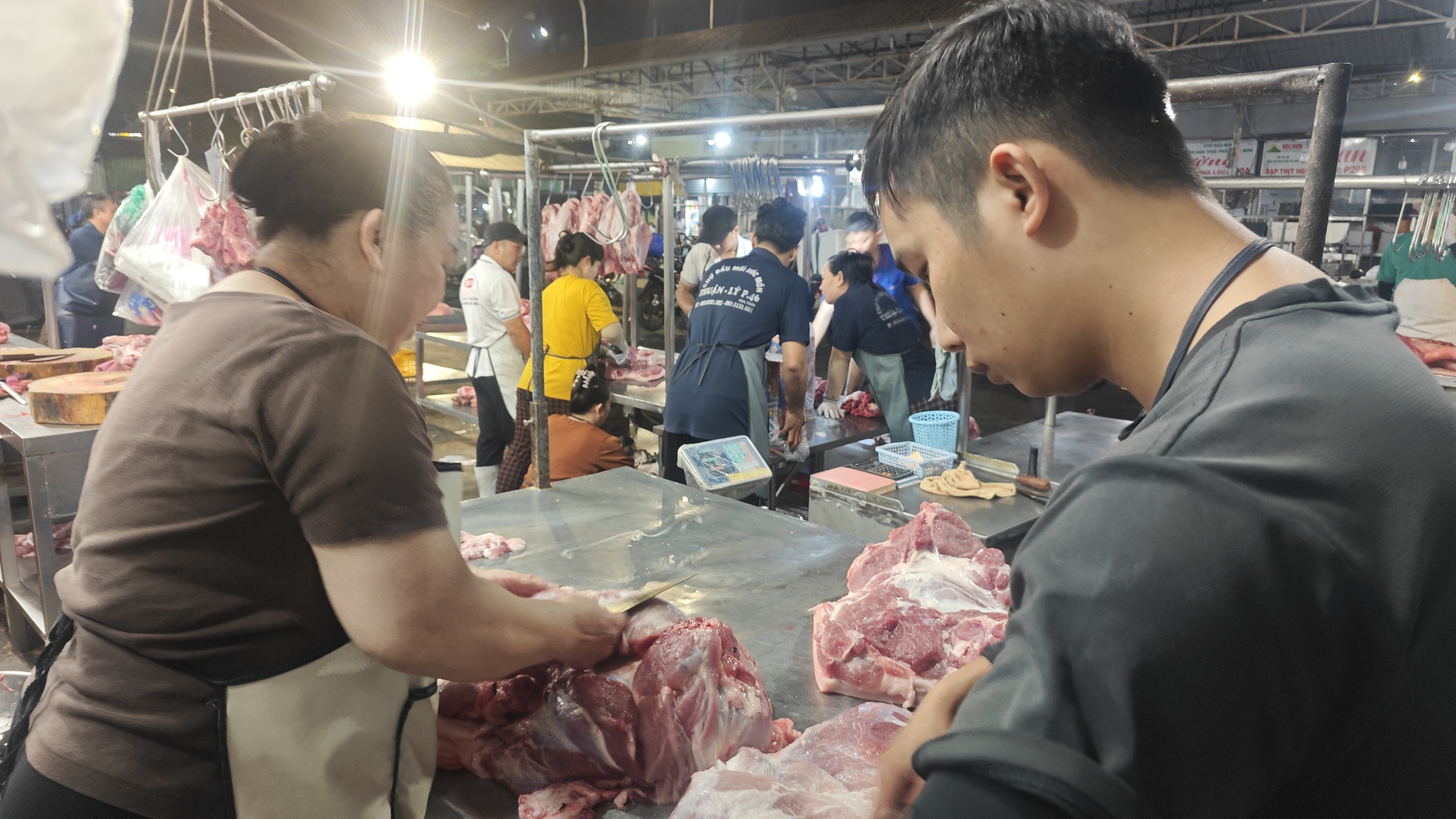 Cận cảnh chợ đầu mối ở TP HCM đêm 23 rạng sáng 24 Tết - Ảnh 7