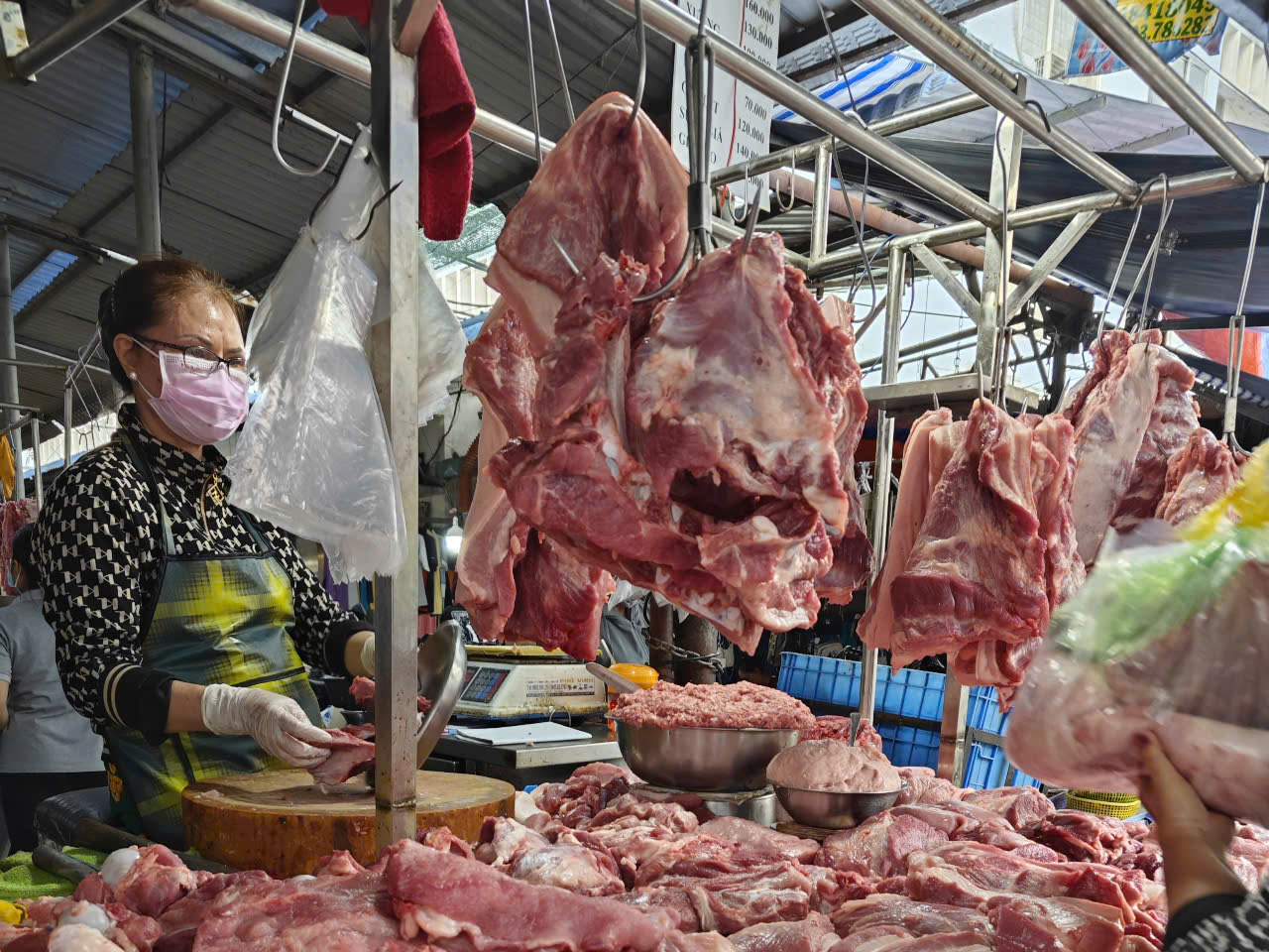 Khó kìm giá thịt heo Tết - Ảnh 1