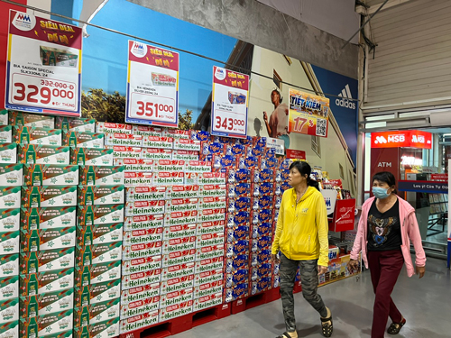 Bánh kẹo, bia khó tránh một mùa Tết ảm đạm - Ảnh 1