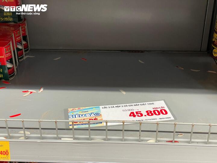 Chợ sáng 30 Tết, nhiều quầy hải sản, giò chả của siêu thị trống trơn - Ảnh 20