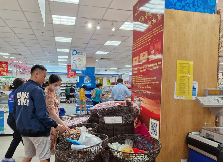 Chợ sáng 30 Tết, nhiều quầy hải sản, giò chả của siêu thị trống trơn - Ảnh 17