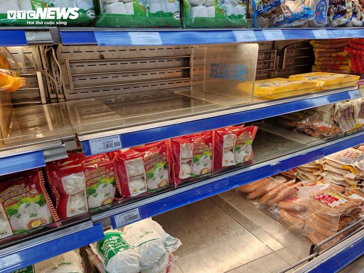 Chợ sáng 30 Tết, nhiều quầy hải sản, giò chả của siêu thị trống trơn - Ảnh 11