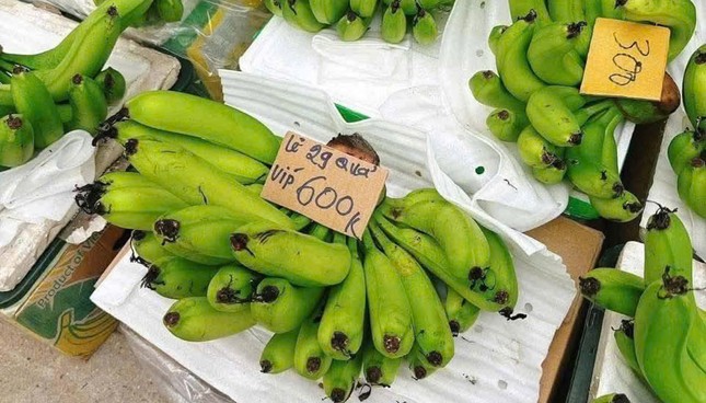 Chợ 'hét giá' hơn nửa triệu/nải chuối, nhiều người đổ vào siêu thị tìm mua - Ảnh 2