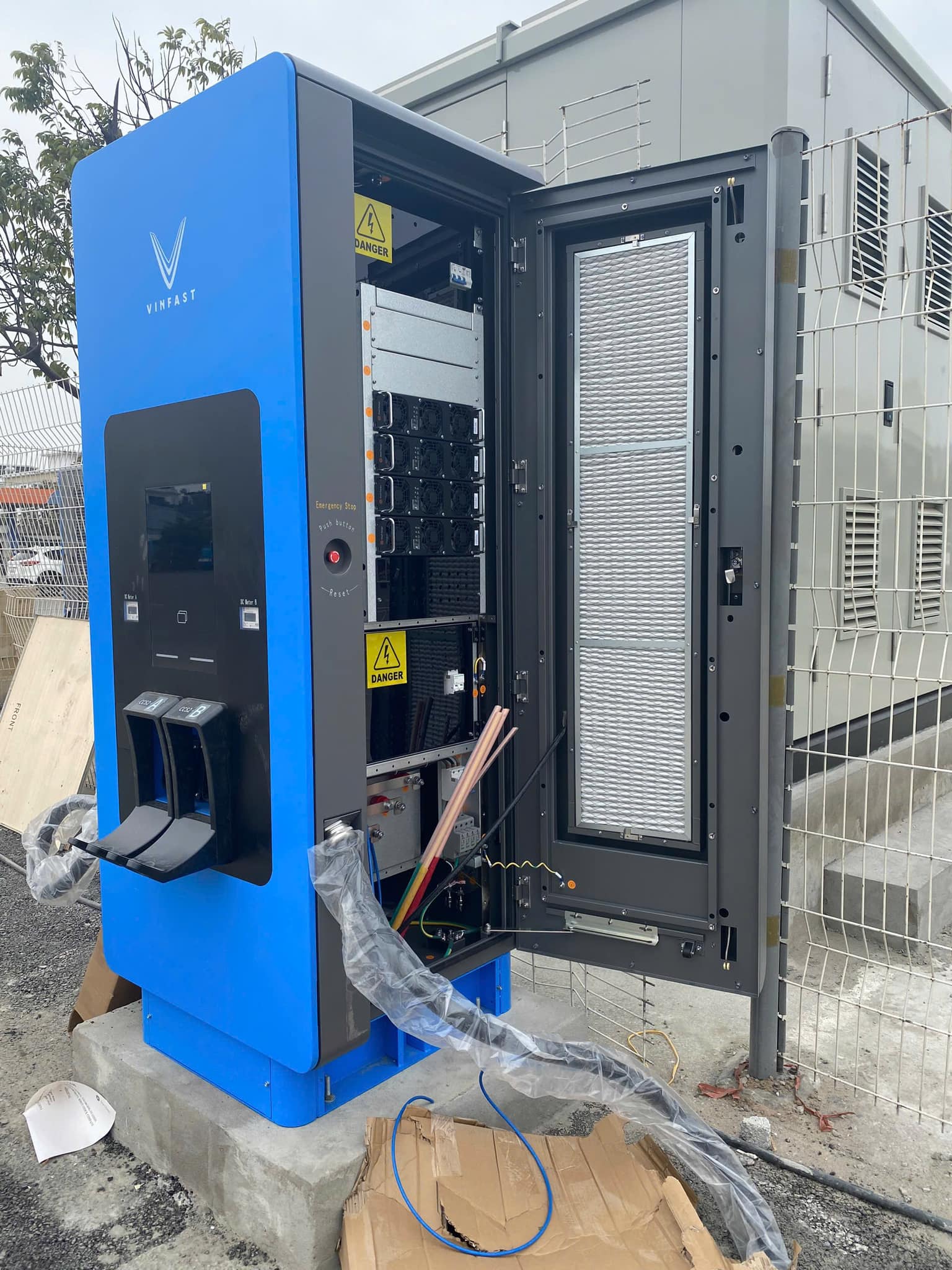 Cận cảnh dàn xe buýt điện mới của Tổng Công ty Vận tải Hà Nội, là gói thầu trị giá 74 tỷ đồng do liên danh 2 công ty của ông Phạm Nhật Vượng trúng đấu giá - Ảnh 4