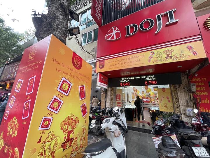 Chưa nghỉ Tết, cửa hàng vàng đã ngóng chờ ngày vía Thần Tài - Ảnh 10