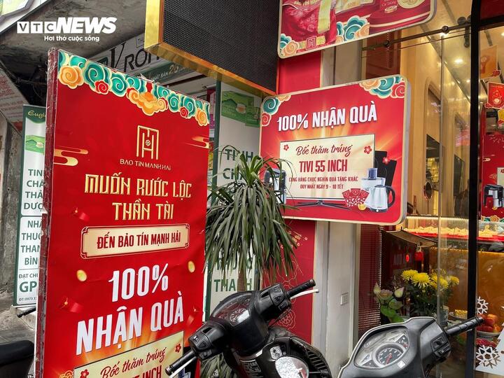Chưa nghỉ Tết, cửa hàng vàng đã ngóng chờ ngày vía Thần Tài - Ảnh 3