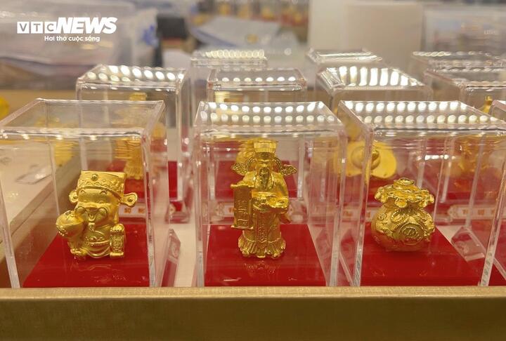 Chưa nghỉ Tết, cửa hàng vàng đã ngóng chờ ngày vía Thần Tài - Ảnh 7