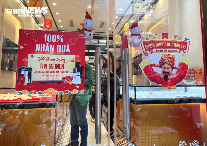 Chưa nghỉ Tết, cửa hàng vàng đã ngóng chờ ngày vía Thần Tài - Ảnh 8