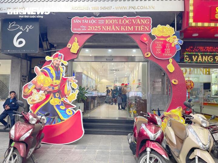Chưa nghỉ Tết, cửa hàng vàng đã ngóng chờ ngày vía Thần Tài - Ảnh 2