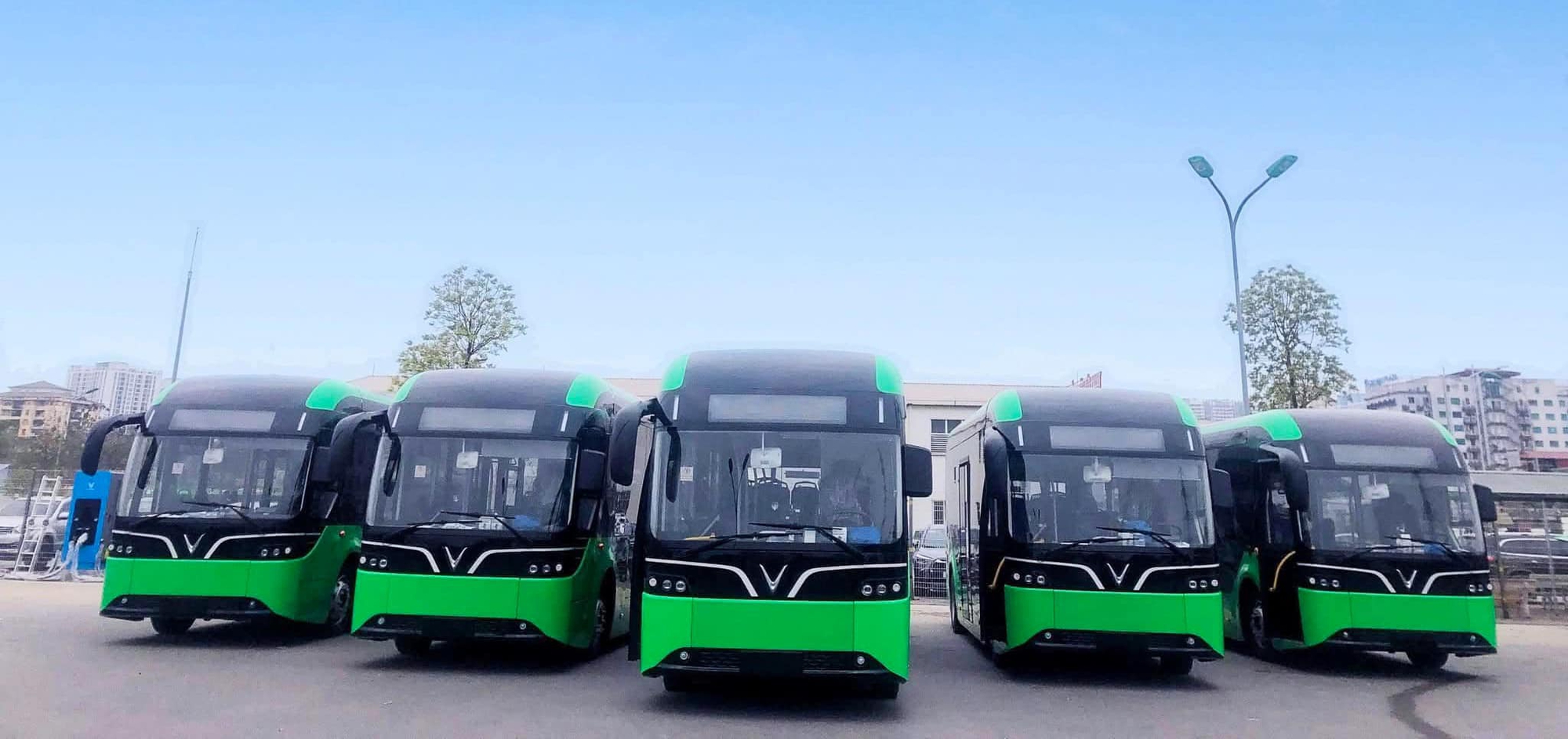 Cận cảnh dàn xe buýt điện mới của Tổng Công ty Vận tải Hà Nội, là gói thầu trị giá 74 tỷ đồng do liên danh 2 công ty của ông Phạm Nhật Vượng trúng đấu giá - Ảnh 1