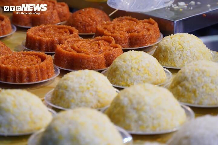 Người dân tất bật cúng Rằm tháng Chạp: Hoa tươi, đào cành, trầu cau đắt gấp đôi - Ảnh 11