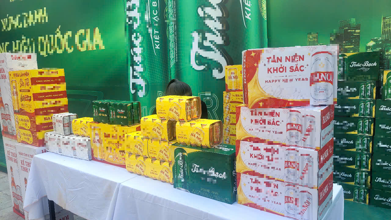 Người bán bia Tết mời khách mua nhanh kẻo... giá tăng - Ảnh 3