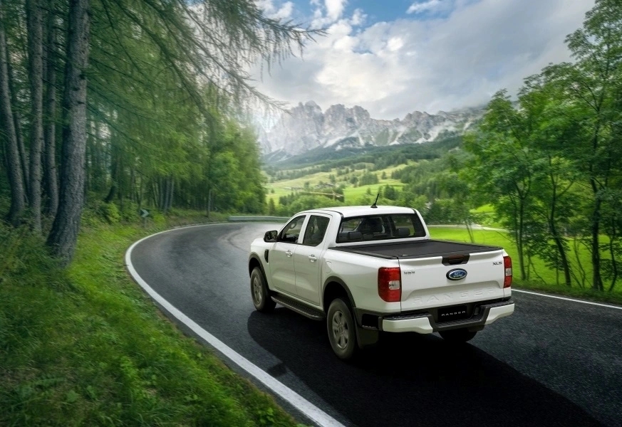 Ford Ranger âm thầm bổ sung bản mới ở Việt Nam: Đắt hơn XLS 1 cầu 26 triệu đồng, thêm lót thùng, nắp cuộn - Ảnh 1