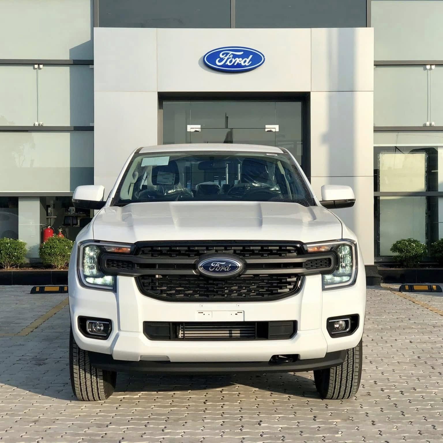 Ford Ranger âm thầm bổ sung bản mới ở Việt Nam: Đắt hơn XLS 1 cầu 26 triệu đồng, thêm lót thùng, nắp cuộn - Ảnh 4