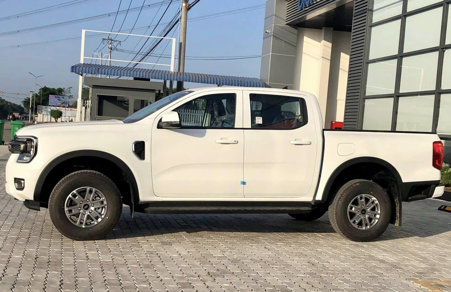 Ford Ranger âm thầm bổ sung bản mới ở Việt Nam: Đắt hơn XLS 1 cầu 26 triệu đồng, thêm lót thùng, nắp cuộn - Ảnh 7