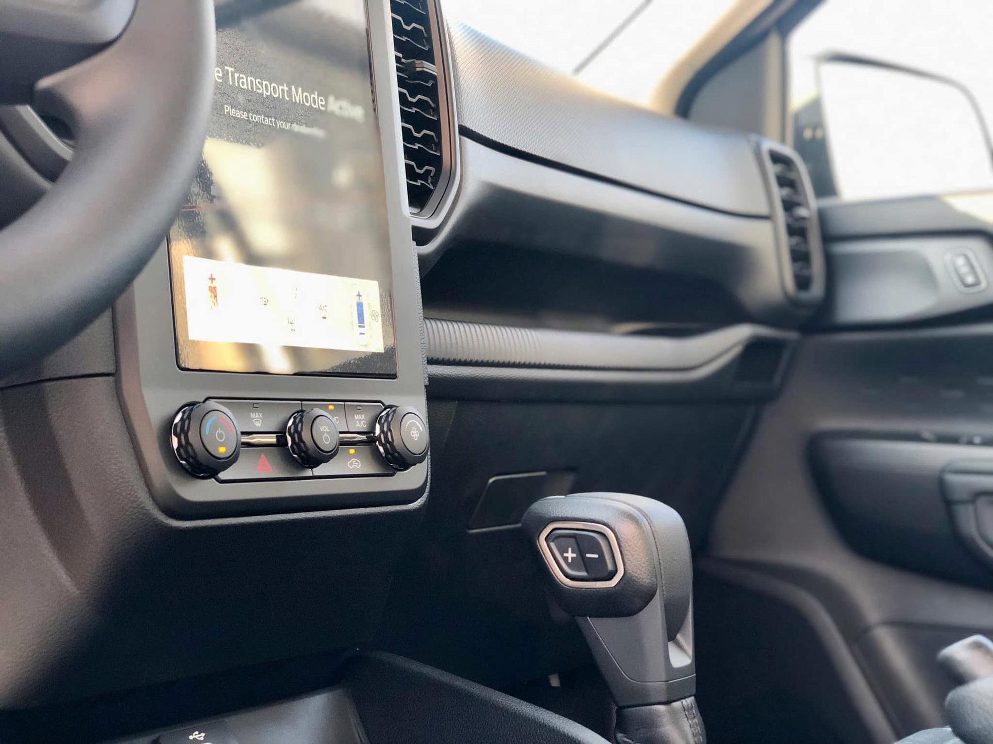 Ford Ranger âm thầm bổ sung bản mới ở Việt Nam: Đắt hơn XLS 1 cầu 26 triệu đồng, thêm lót thùng, nắp cuộn - Ảnh 9