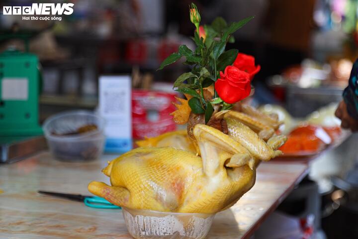 Hơn nửa triệu đồng một con gà ngậm hoa hồng cúng rằm tháng Chạp - Ảnh 2
