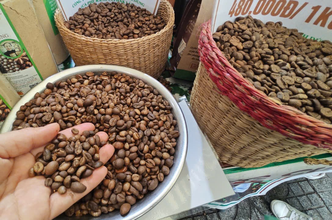 Giá cà phê phá mọi kỷ lục vào sáng mùng 2 Tết - Ảnh 1