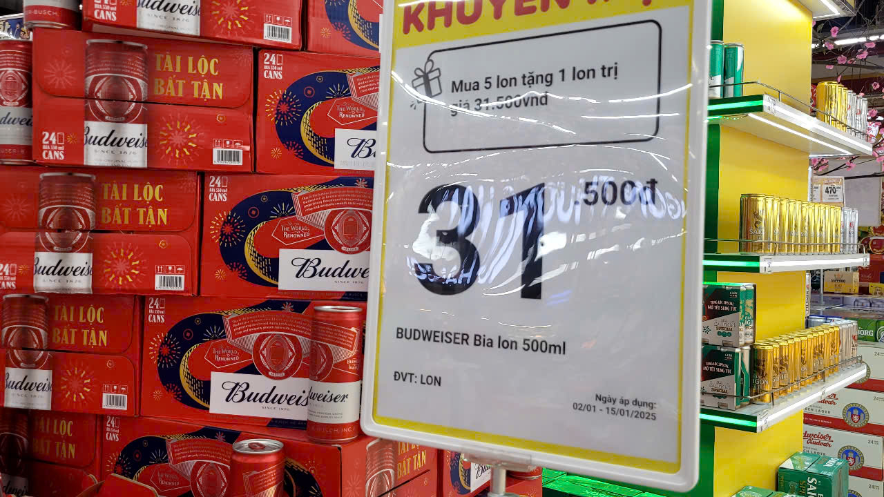 Người bán bia Tết mời khách mua nhanh kẻo... giá tăng - Ảnh 1