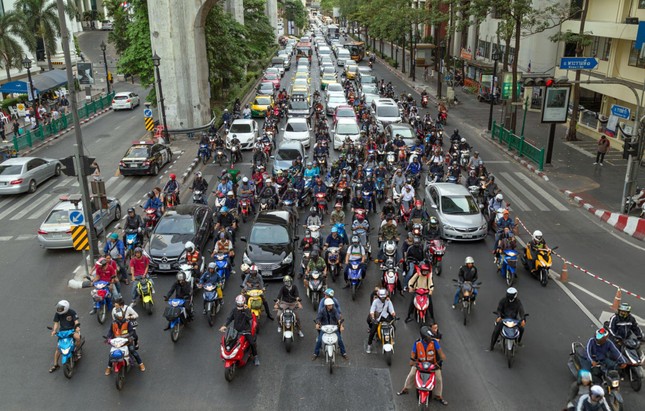 Mức phạt vượt đèn đỏ của các nước trên thế giới - Ảnh 4