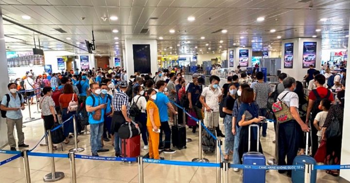 Muốn về quê ăn Tết, nhiều hành khách phải bỏ cả chục triệu đồng mua vé - Ảnh 1