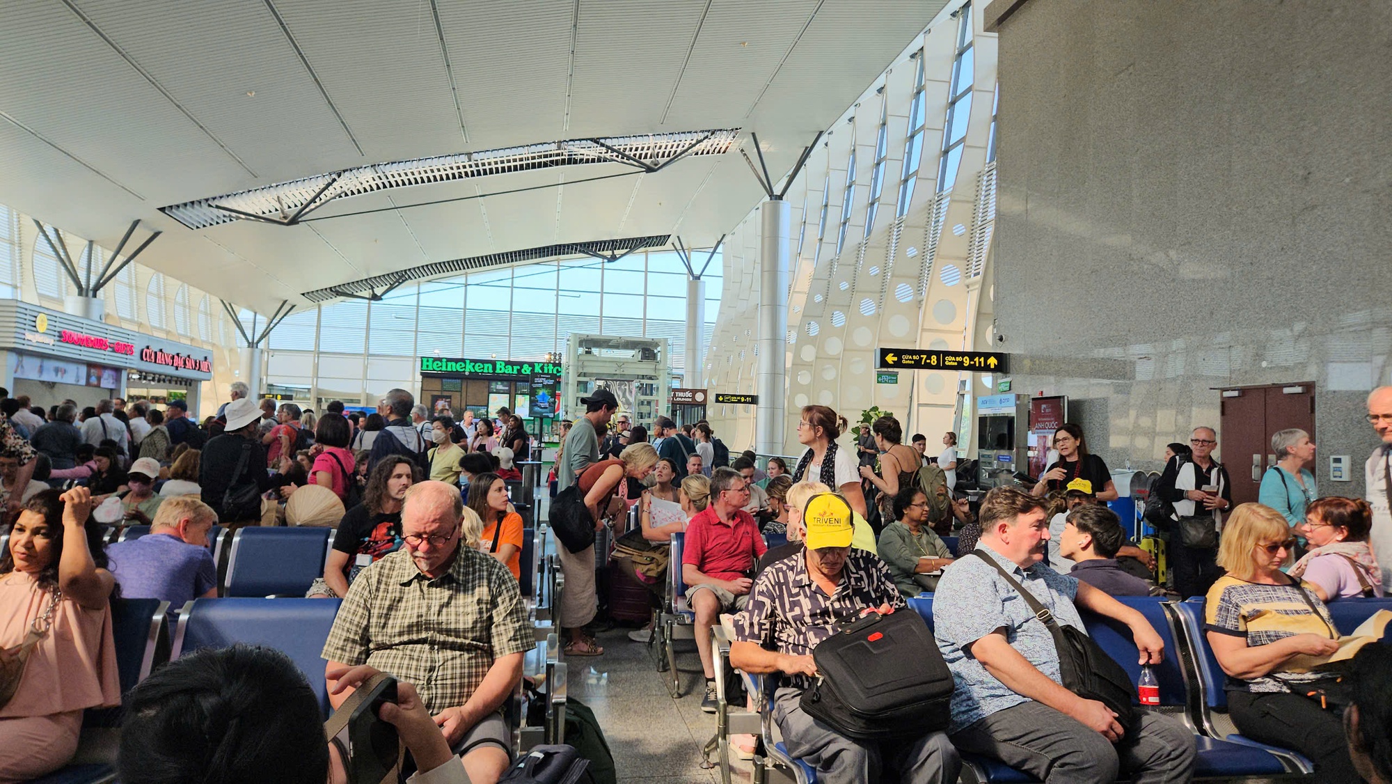 Vé máy bay Tết "nóng" từng ngày, hãng tăng bay đêm liệu giá có "hạ nhiệt"? - Ảnh 1