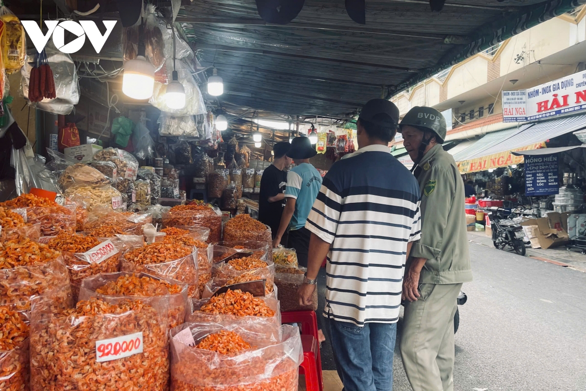 Vắng người mua, chợ truyền thống ở TP.HCM chật vật khi Tết Nguyên đán đến gần - Ảnh 3