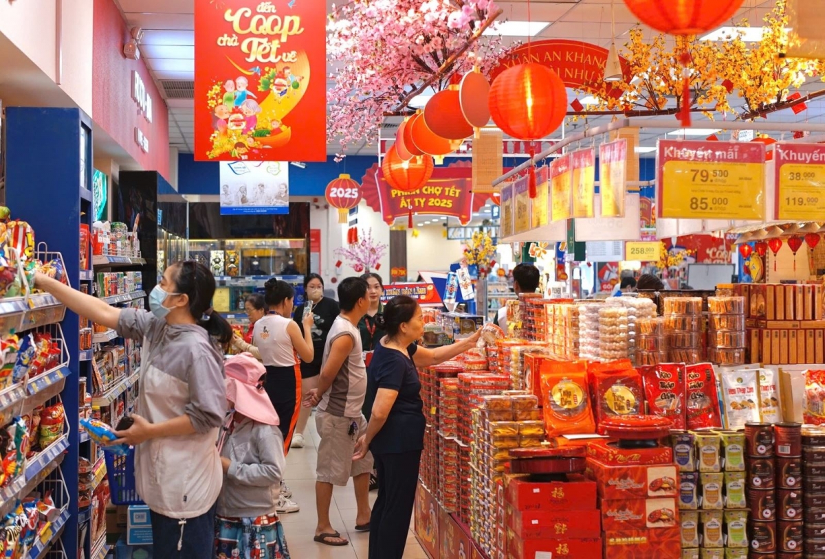Sức mua hàng Tết “nóng” dần, nguồn cung dồi dào - Ảnh 2