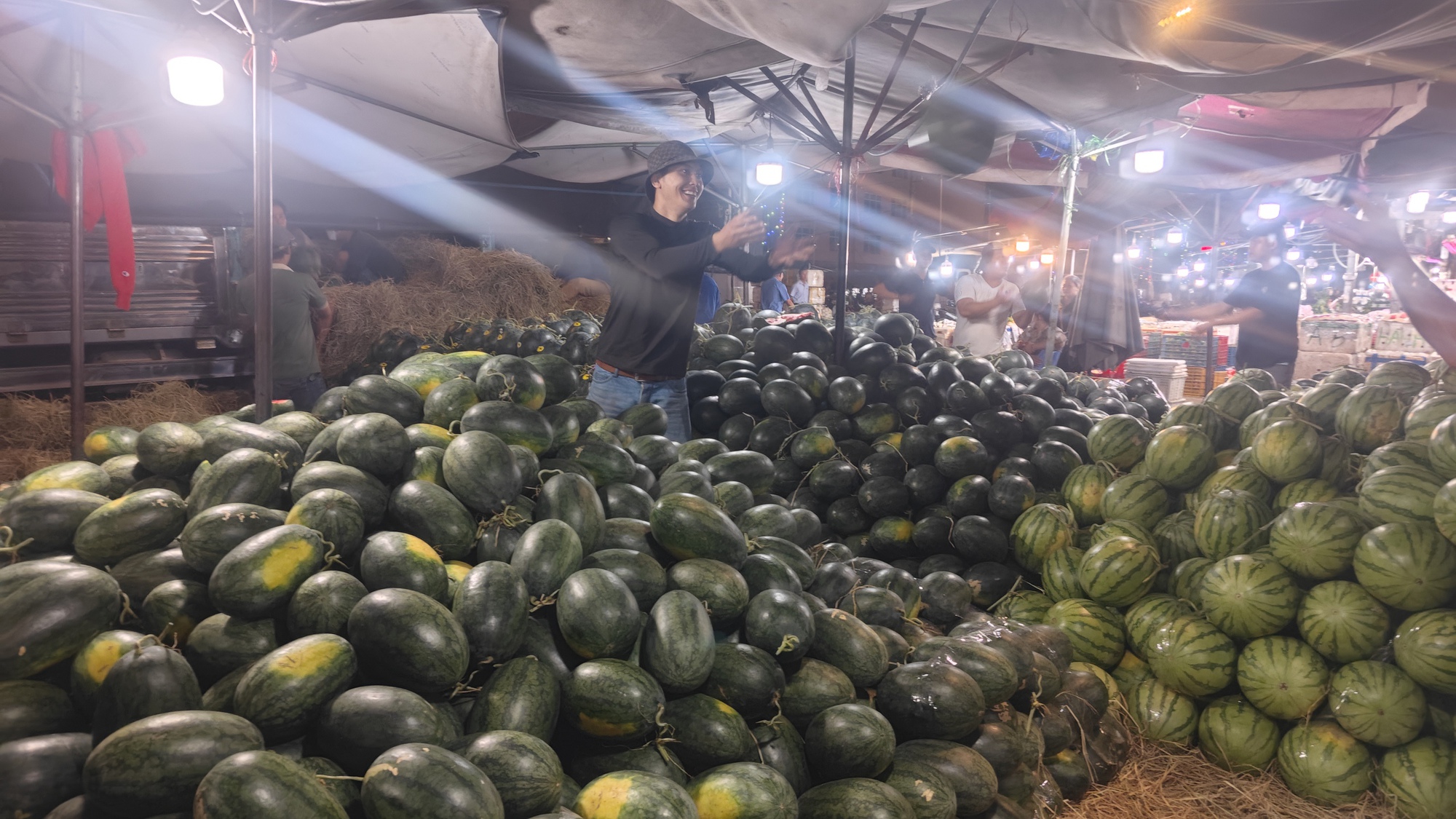 Cận cảnh chợ đầu mối ở TP HCM đêm 23 rạng sáng 24 Tết - Ảnh 10