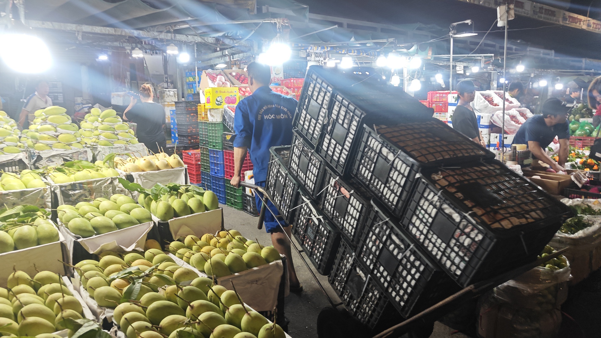 Cận cảnh chợ đầu mối ở TP HCM đêm 23 rạng sáng 24 Tết - Ảnh 9