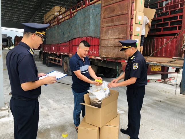 Gần 18.000 vụ hàng lậu, hàng giả 'tuồn' vào Việt Nam - Ảnh 1