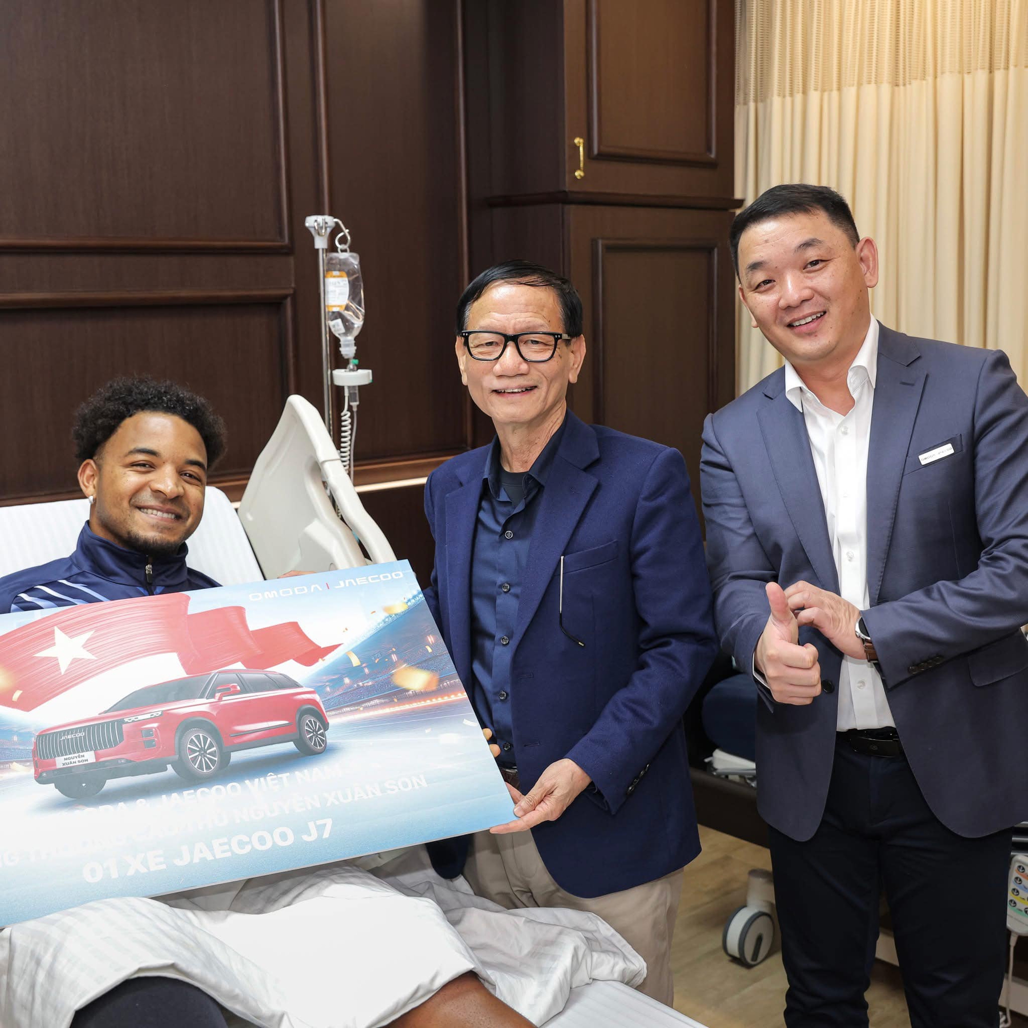 Chân dung mẫu xe ông Vũ Văn Tiền tặng Xuân Son: Chưa ai ở Việt Nam có, đi một mạch từ Hà Nội đến Quy Nhơn mới cần đổ xăng - Ảnh 1