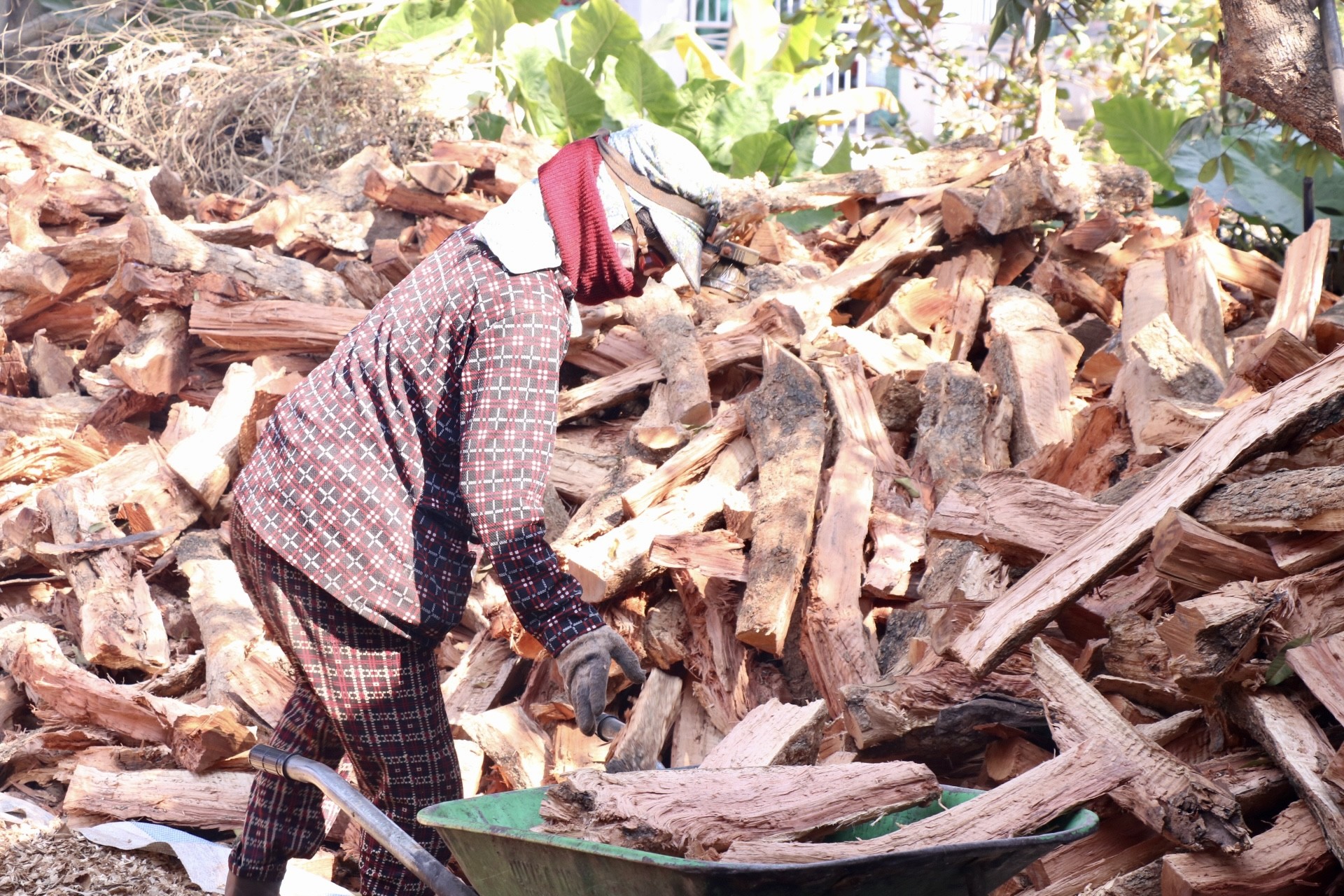 Cá kho làng Vũ Đại tới tấp đơn hàng Tết - Ảnh 3