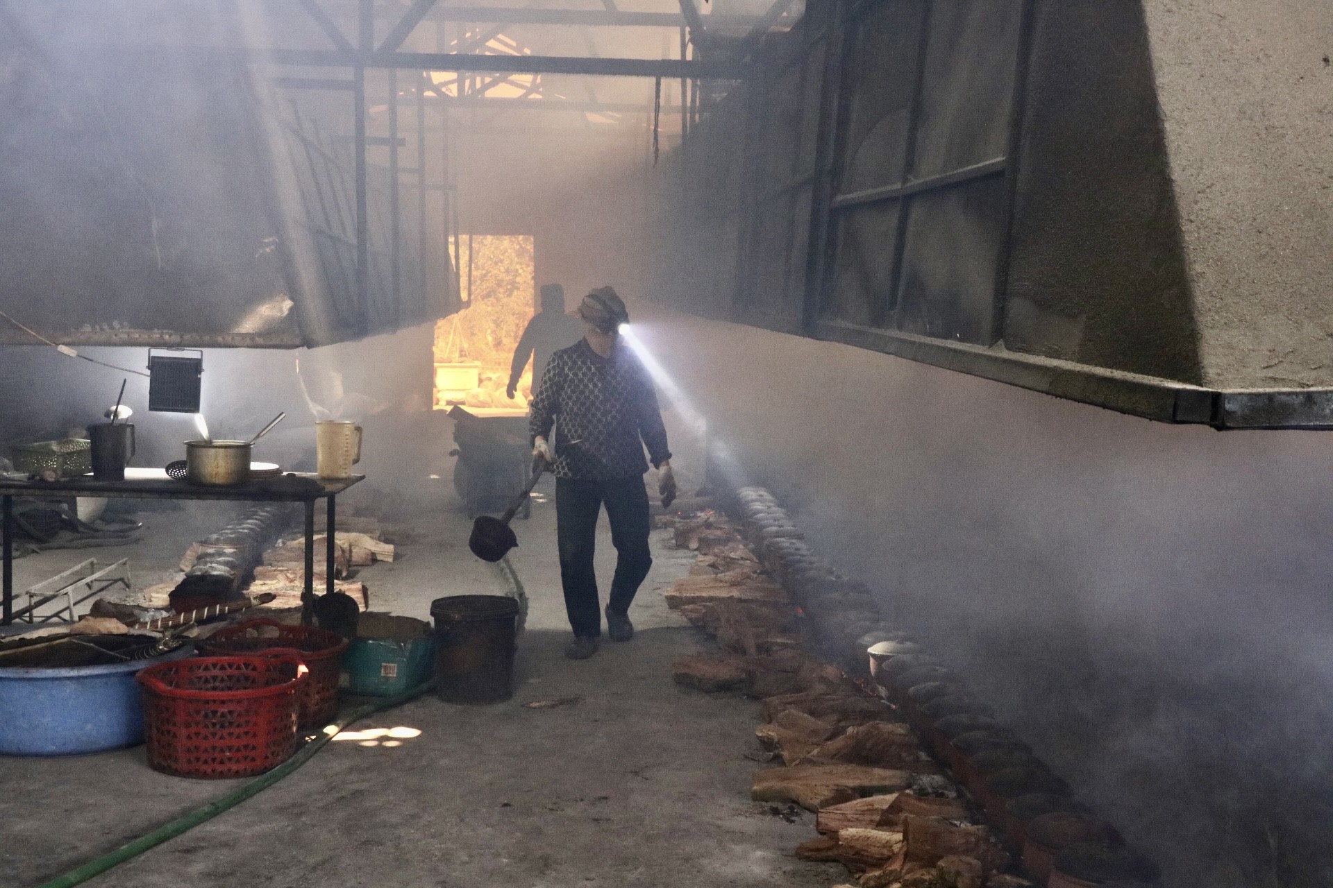 Cá kho làng Vũ Đại tới tấp đơn hàng Tết - Ảnh 1