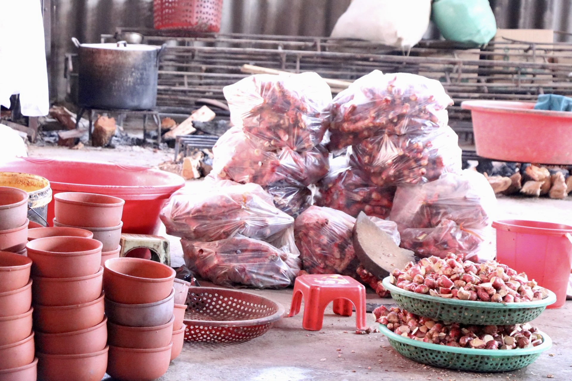 Cá kho làng Vũ Đại tới tấp đơn hàng Tết - Ảnh 5