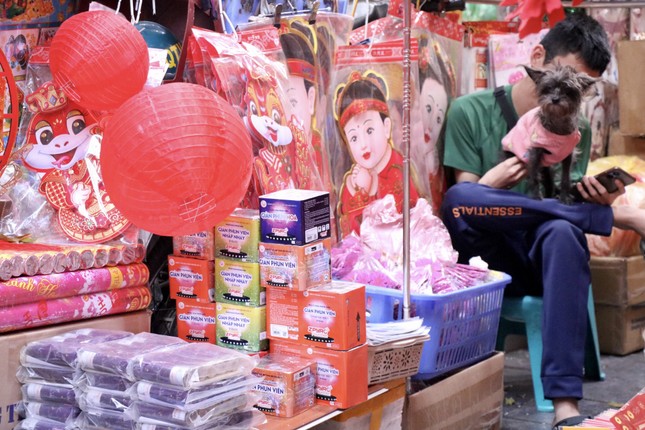 ‘Cháy’ hàng, loạn giá pháo hoa Tết - Ảnh 1