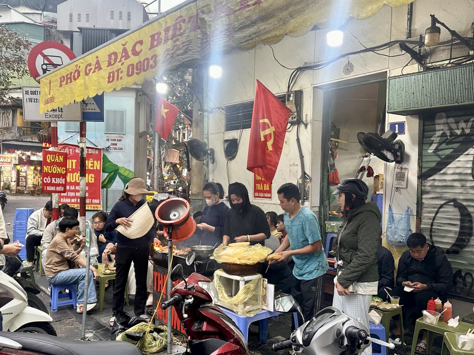 "Hốt bạc" ngày cận Tết nhờ... phụ phí - Ảnh 4